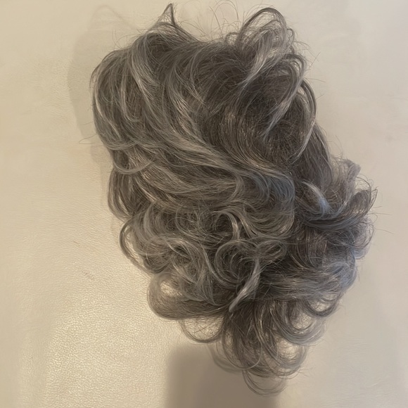 NWT 11” gray silver grey wavy short natural matte wig back curls - Picture 15 of 15